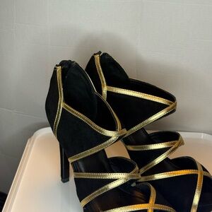 Elegant Black and Gold Strappy Heels - Pour La Victoire